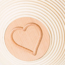 Laden Sie das Bild in den Galerie-Viewer, Gärkorb rund (Brotform, Simperl) aus Peddigrohr mit Muster Herz am Boden