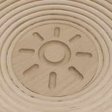 Laden Sie das Bild in den Galerie-Viewer, Gärkorb rund (Brotform, Simperl) aus Peddigrohr mit Muster Sonne am Boden - 25.stunden.BROT