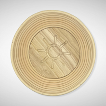 Laden Sie das Bild in den Galerie-Viewer, Gärkorb rund (Brotform, Simperl) aus Peddigrohr inkl. Einlegeboden mit Muster (Sonne, Herz)