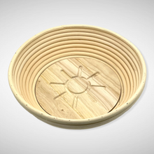 Laden Sie das Bild in den Galerie-Viewer, Gärkorb rund (Brotform, Simperl) aus Peddigrohr inkl. Einlegeboden mit Muster (Sonne, Herz)