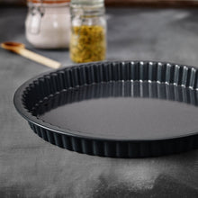 Laden Sie das Bild in den Galerie-Viewer, Schwere Tarteform mit losem Boden, antihaftbeschichtet - 25.stunden.BROT