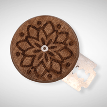 Laden Sie das Bild in den Galerie-Viewer, Teigritzer (Baguettemesser, Bäckermesser) Holzgriff/Rasierklinge "Kreisel" - 25.stunden.BROT